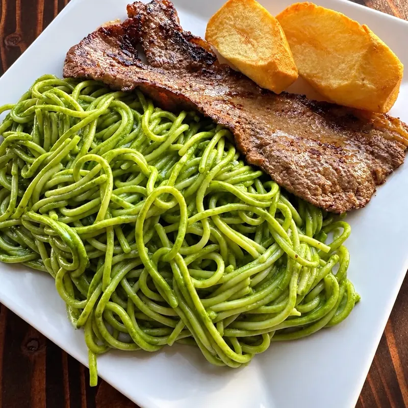 Tallarín verde con bistec